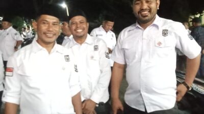 Surta Wijaya bersama Bupati Halmahera Selatan Hasan Ali Bassam Kasuba disambut prosesi adat di Bandara Oesman Sadik Labuha.