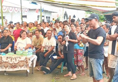 Direktur Utama PT KTS Sandes Tambunan bertemu warga Desa Bobo, Halmahera Selatan