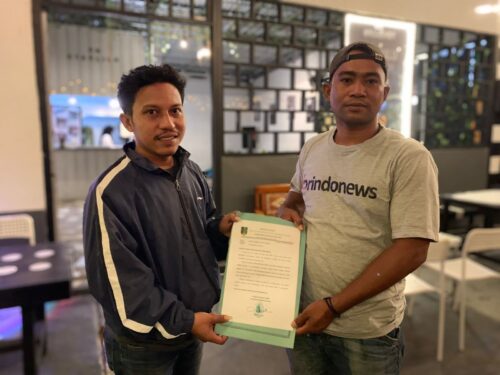 SEMMI Halsel menyerahkan mandat dukungan kepada kandidat KNPI Aisya D. Kamarullah