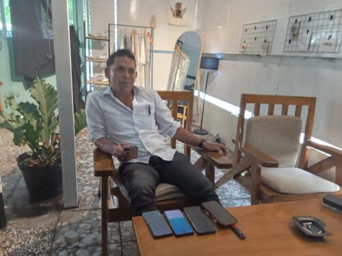 Safri Nyong memberikan keterangan pers terkait pelantikan empat kepala desa yang diduga melanggar putusan TUN Ambon di Halsel.