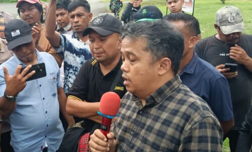 Massa Barisan Rakyat Halmahera Selatan (Barah) gelar aksi di depan Kejari Labuha desak usut dana hibah Pilkada 2020.