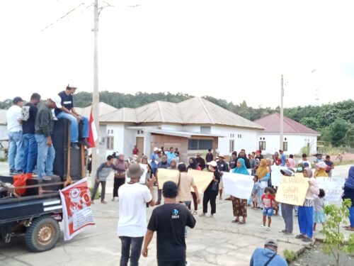 Ketua BARAH dan Ketua ASLAT saat membacakan pernyataan sikap terkait CSR Harita Nickel