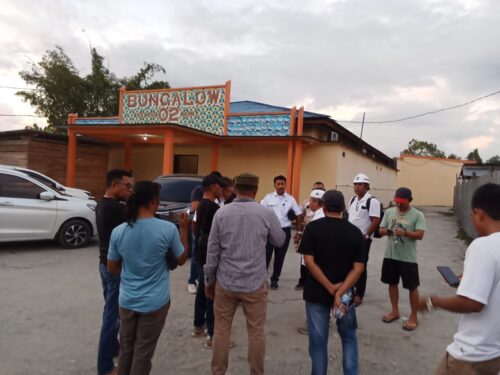 Petugas Pemerintah Daerah Halmahera Selatan saat melakukan penertiban di kawasan resapan air tempat berdirinya Cafe Bunglow.