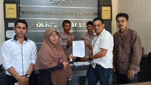 Kuasa hukum korban pengeroyokan saat melaporkan kasus kericuhan laga Bupati Cup ke Polres Halmahera Selatan.